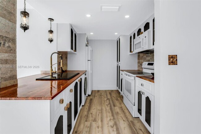 Building Photo - 285 NE 191st St