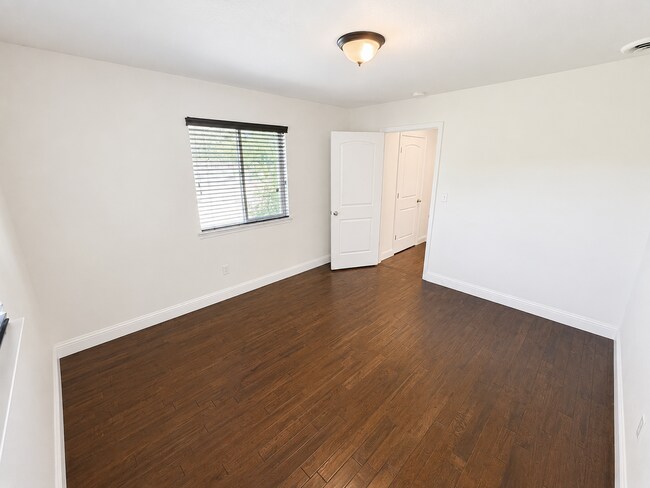 Building Photo - 3682 Bay Ave