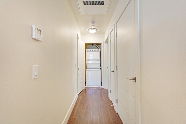 Building Photo - Gorgeous 2 bedroom 2 bath