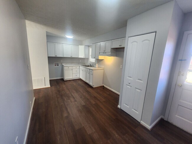 Building Photo - Renovated 3 bedroom 1 bath home in Valley Station!