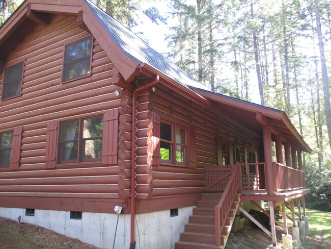 Building Photo - Beautiful 3 bedroom Log Home on large lot ...