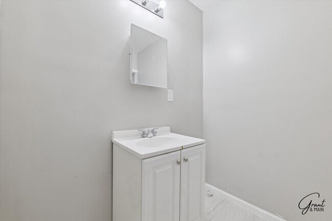 Building Photo - $1350 3 bedroom