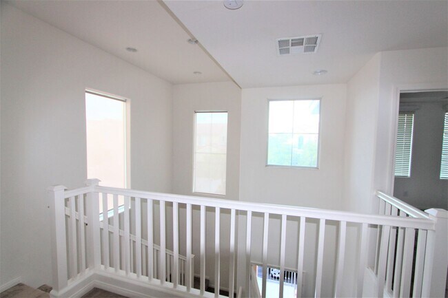 Building Photo - Well maintained home with open floorplan i...