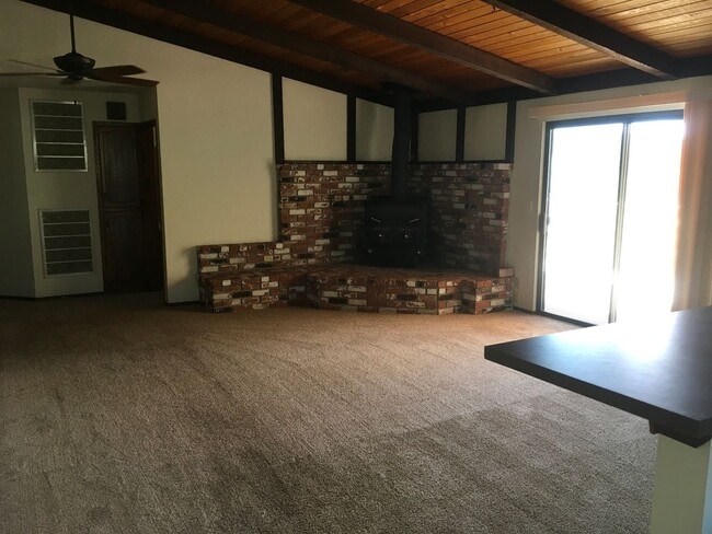 Building Photo - West Redding Home