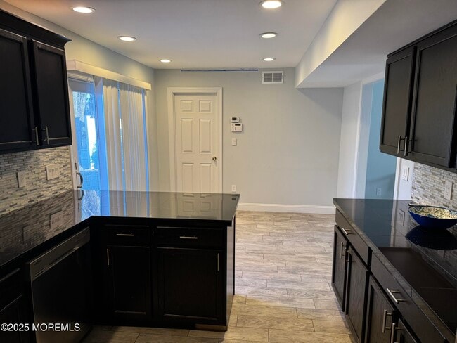 Building Photo - 28 Irongate Ln