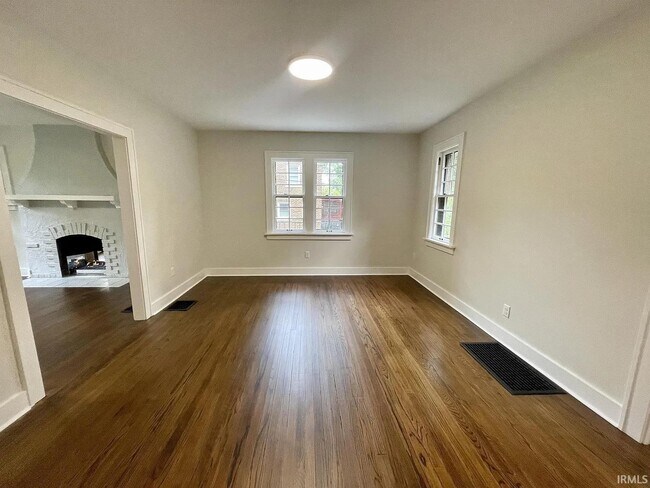 Building Photo - 611 S Eagleson Ave