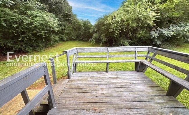 Building Photo - 3 Bed, 2 Bath Home with Deck and Off-Street Parking / Pet-friendly / Available Now!