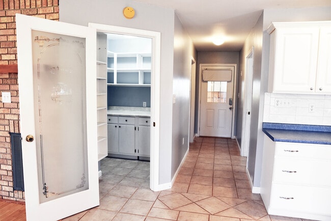 Building Photo - 16200 South Ave