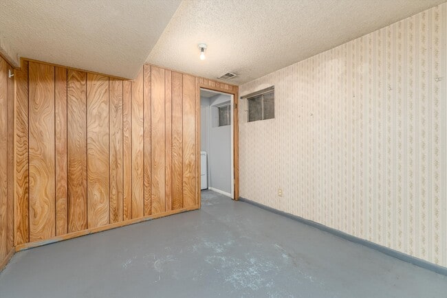 Building Photo - 5025 E Weaver Ave