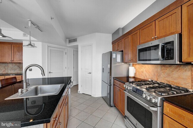 Building Photo - 616 E Street NW Unit 1118