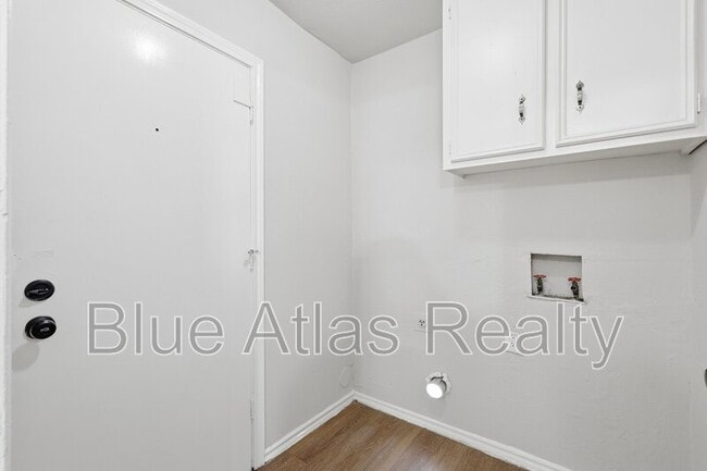 Building Photo - 702 Skyline Dr