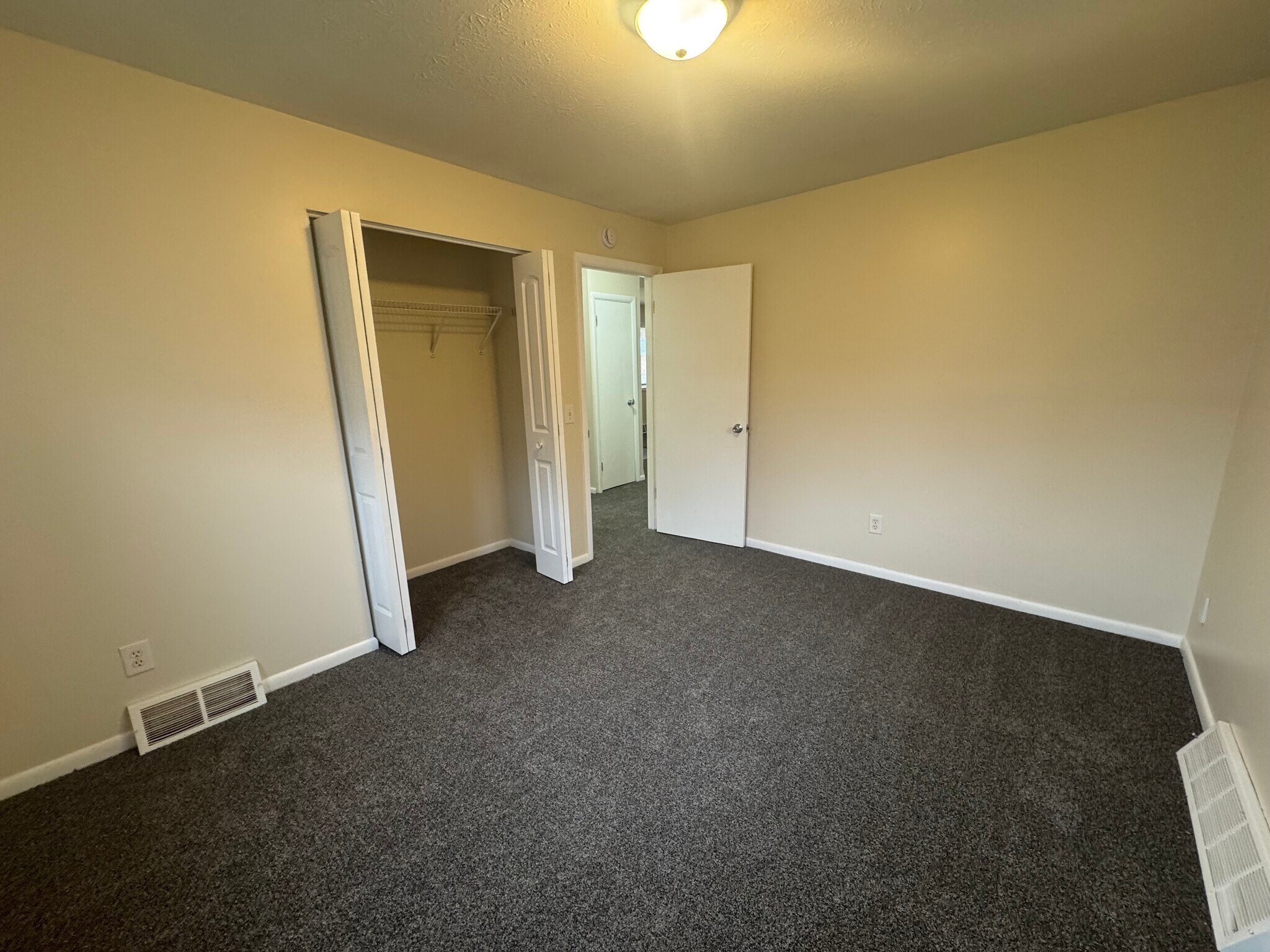 Building Photo - 1325 Vermont Pl NE