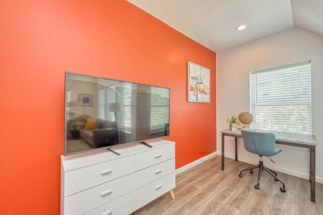 Building Photo - 1924 Calumet St