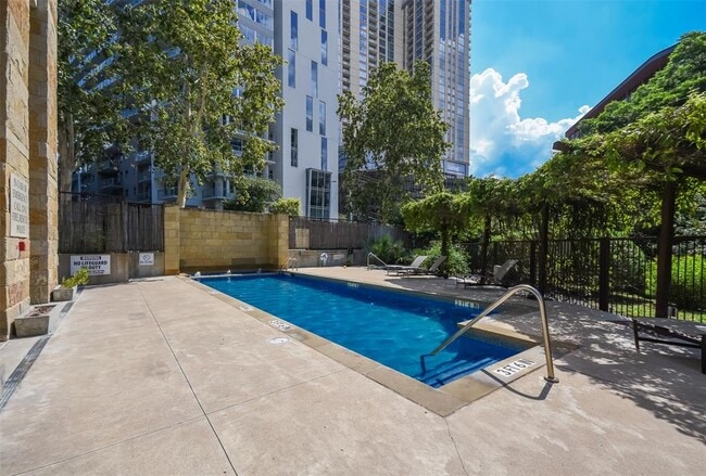 Building Photo - 800 W 5th St