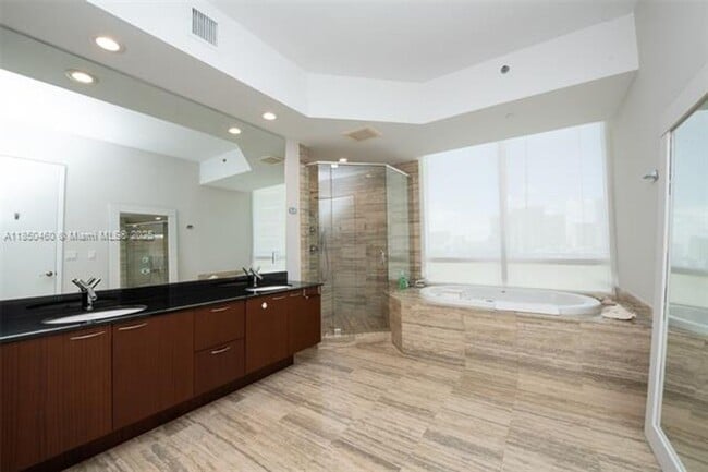 Building Photo - 15901 Collins Ave