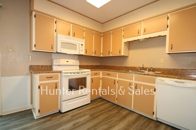 Building Photo - Mountain of Amenities!