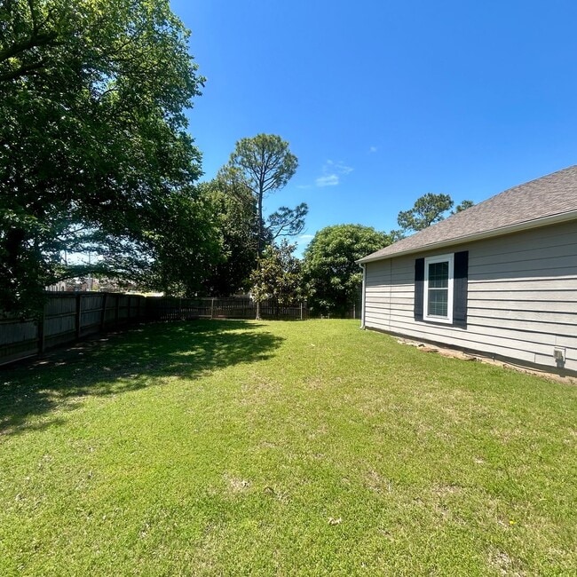 Building Photo - Enjoy Coming Home To This Beautiful and Well Maintained Home Close To Shopping, Restaurants & More!