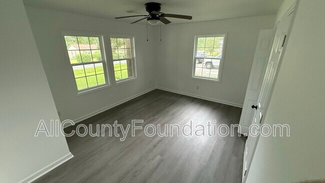 Building Photo - 212 Ellen St