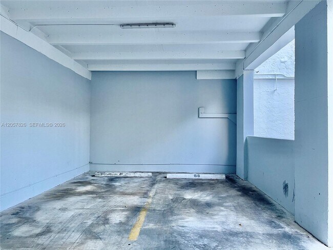 Building Photo - 6900 Bay Dr