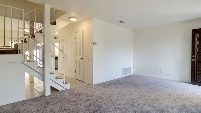 Building Photo - 3BR 1.5BA Townhome with 2 Car Garage, Larg...