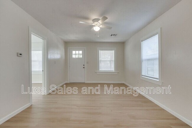 Building Photo - 905 E Rogers St