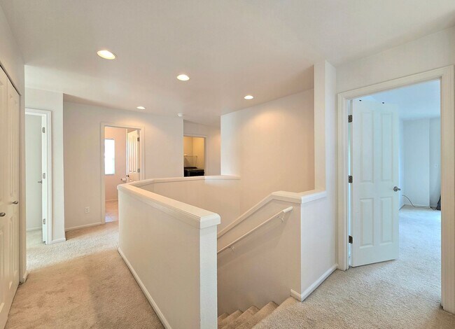 Building Photo - Charming Single Family 4 Bed/2.5 Bath Home...