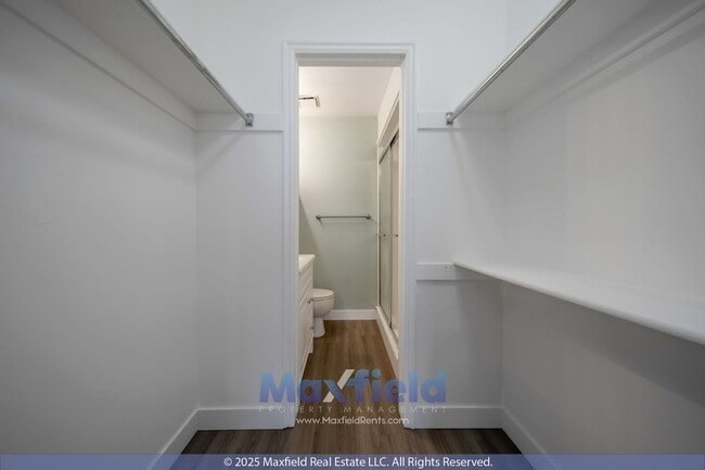 Building Photo - TOP LEVEL CONDO - 2BD 2 BA - NEW PAINT!