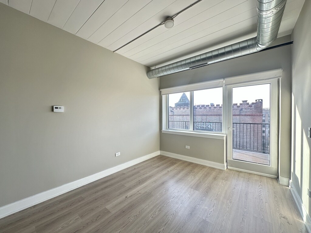 Building Photo - 941 W Belmont Ave