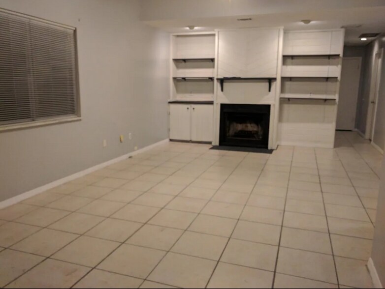 Building Photo - 941 Robinhood Ct