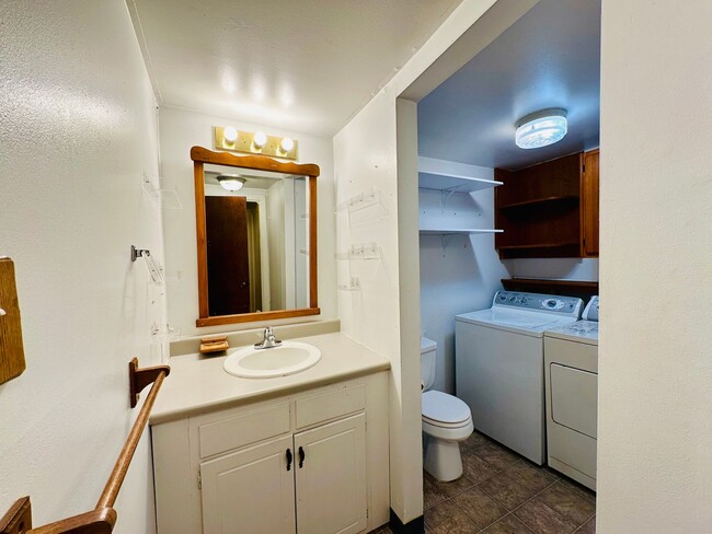 Building Photo - SEAGATE AREA - 1BD/1BA - Located just off ...