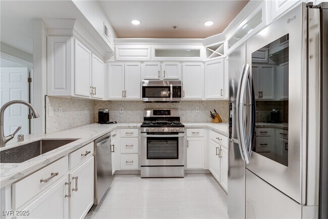 Building Photo - 2291 W Horizon Ridge Pkwy
