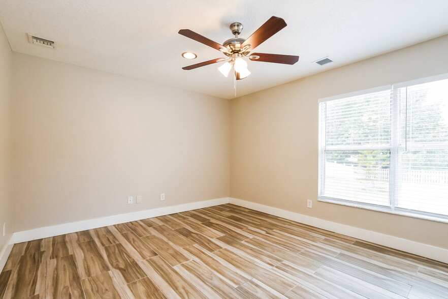 Building Photo - 12123 Woodglen Cir