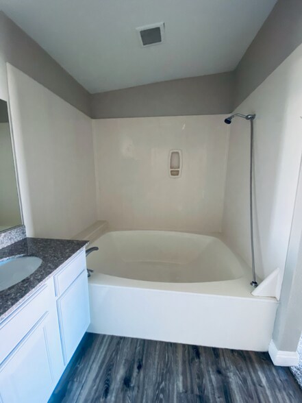 Building Photo - 2812 Bluegill Way