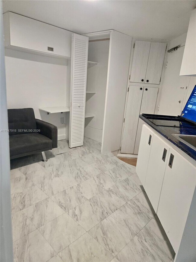 Building Photo - 801 Brickell Bay Dr