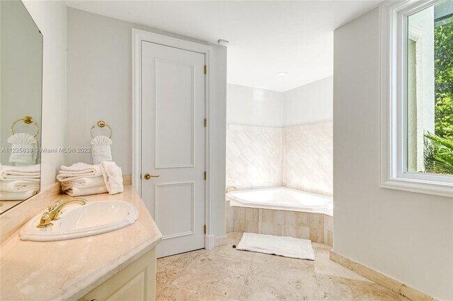 Building Photo - 709 Idlewyld Dr