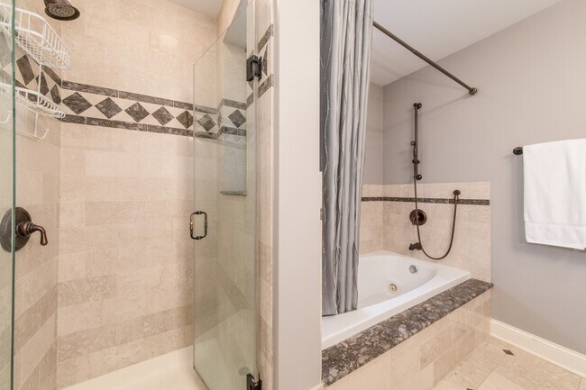 Building Photo - 1021 Peterson Ave