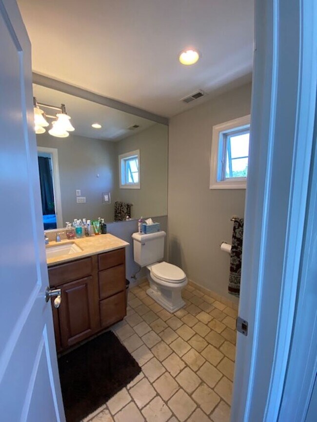 Building Photo - Three Bedroom 3.5 baths Townhouse for Rent...