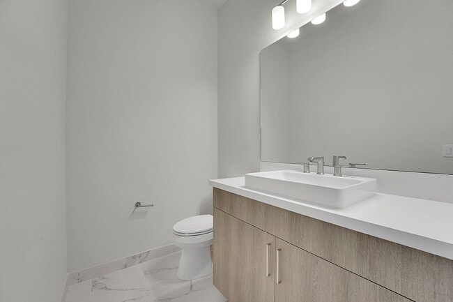 Building Photo - 9341 Crestview Cir