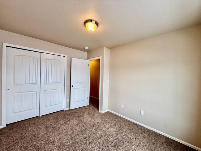 Building Photo - Amazing Views with this 3 bed, 2.5 bath Townhome