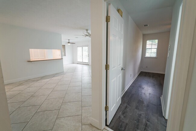 Building Photo - 251 S Villas Ct