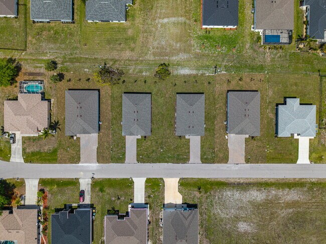 Building Photo - Spacious 4-Bedroom Gem with 2 Full Baths in Charming Punta Gorda Oasis!
