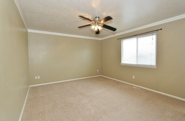 Building Photo - Spacious Home in Quiet Neighborhood