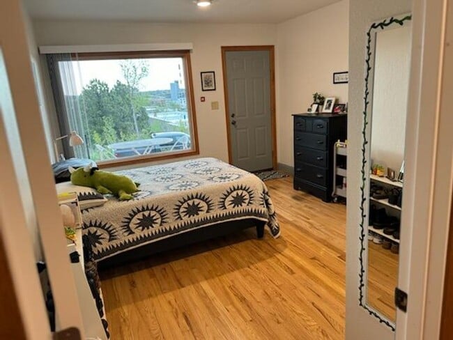 Building Photo - $2400 - 5 Bedroom, 2 Bath Home - Great Downtown Location and Views!!