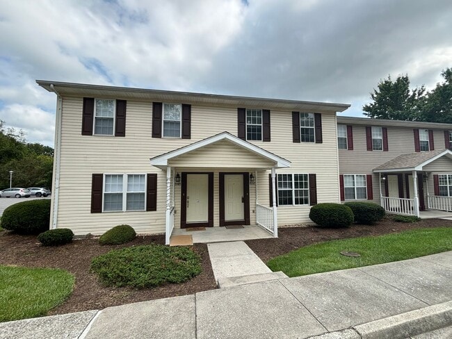 Building Photo - 850 Patrick Henry Dr