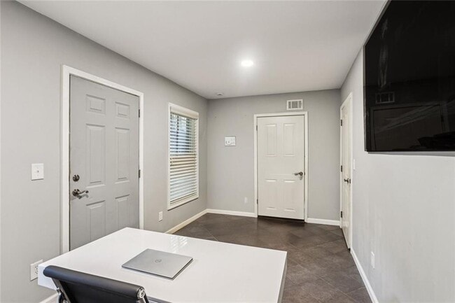 Building Photo - 805 Highland Green Way NE