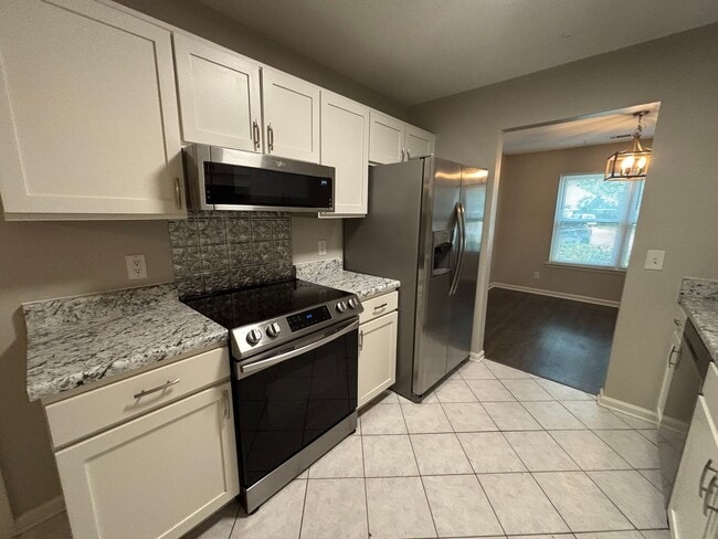 Building Photo - Don’t Miss Out on This Charming 3 Bed, 2 B...