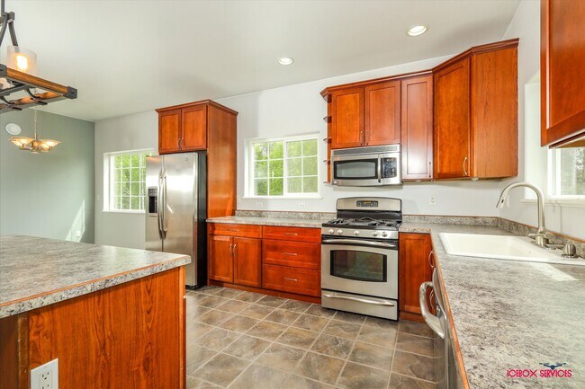 Building Photo - 2 BD, 2 BA Single-Family with Airstrip acc...