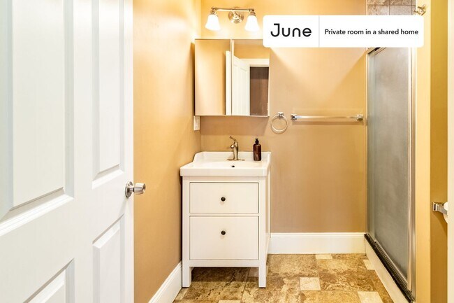 Building Photo - Room in Shared 4 bed/2 bath home in Brookline