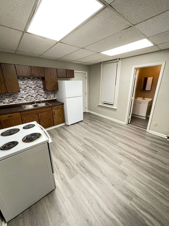 Building Photo - 410 N 52nd Ave W