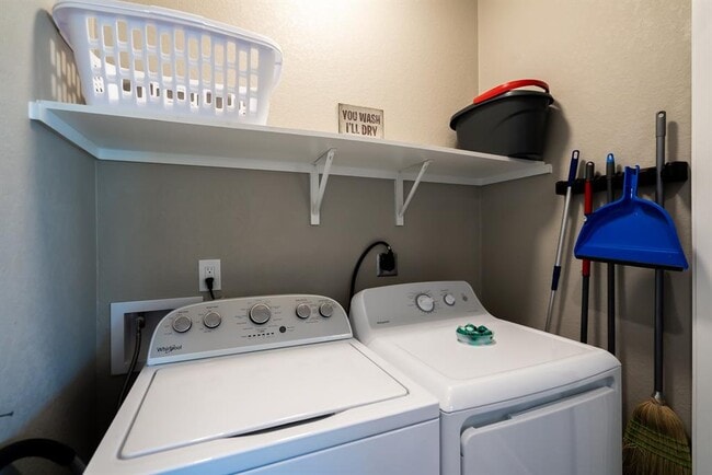 Building Photo - 117 Lightning Bolt